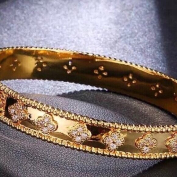 ✨✨Gold Clover Bangle - Picture 4 of 9